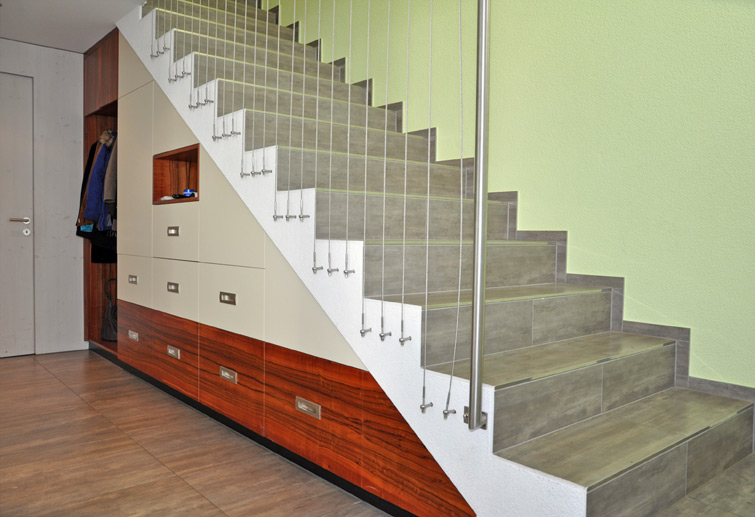Treppenmöbel mit übertiefen Schubladen