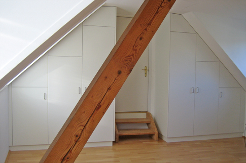 Einbauschrank in Dachschräge