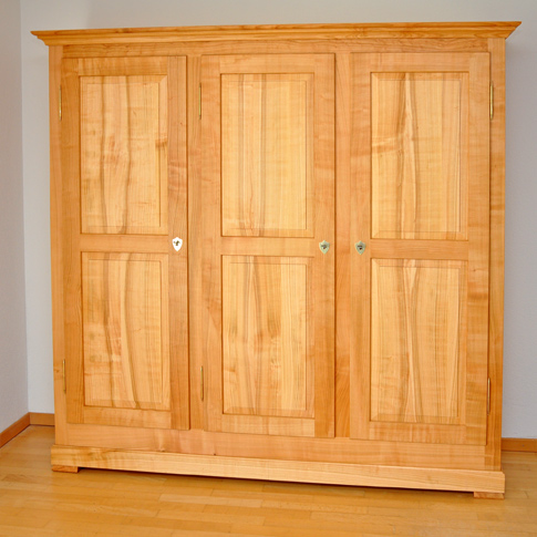 Kirschbaumschrank massiv, Biedermeierstil